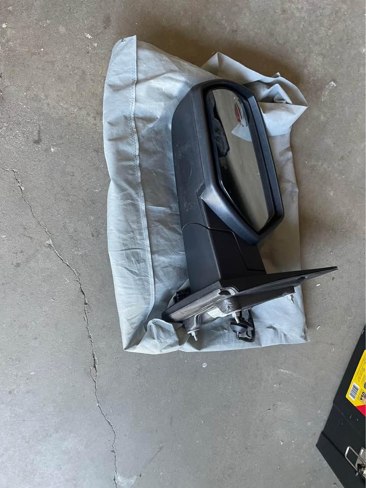 2014-2018 chevy Silverado/gmc sierra side mirror for sell - photo 4