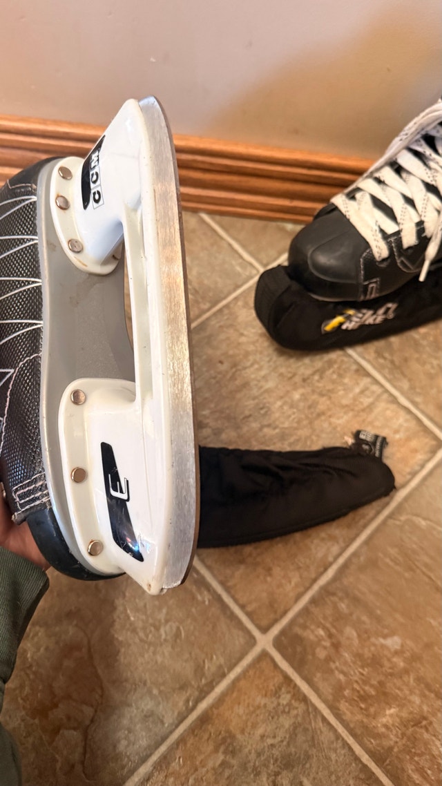 CCM Ice Hockey Skates (13 Junior) - photo 2