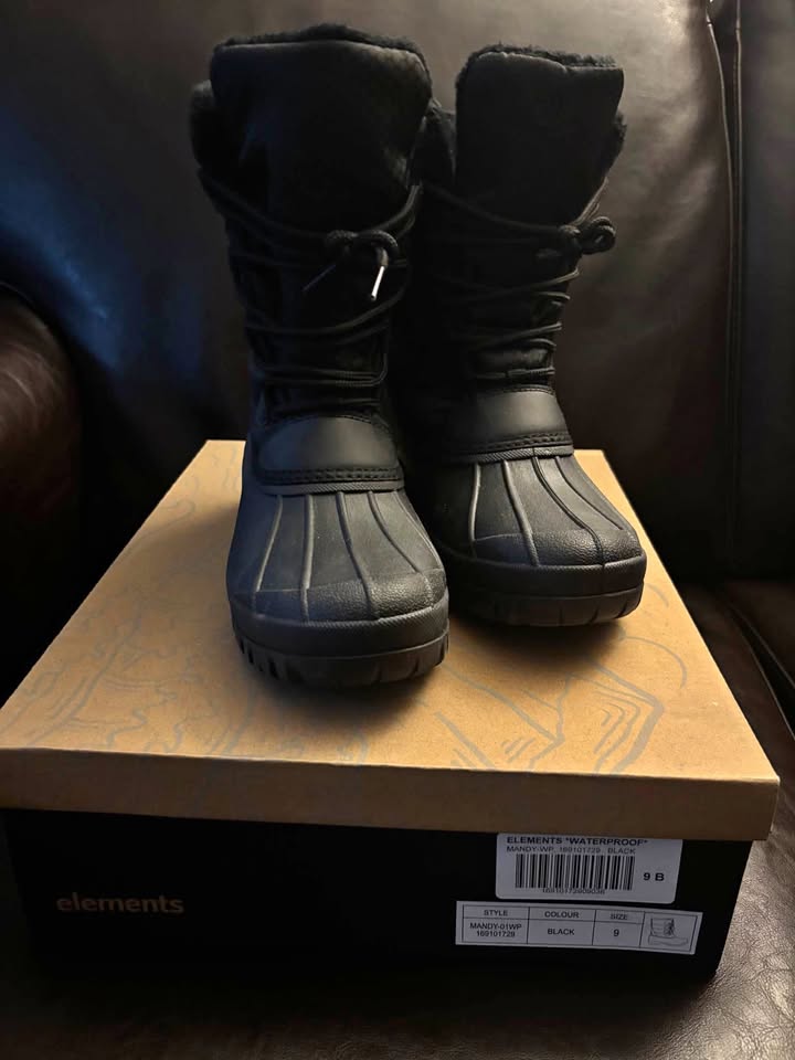 Women’s Boots Size 9 Elements Brand New