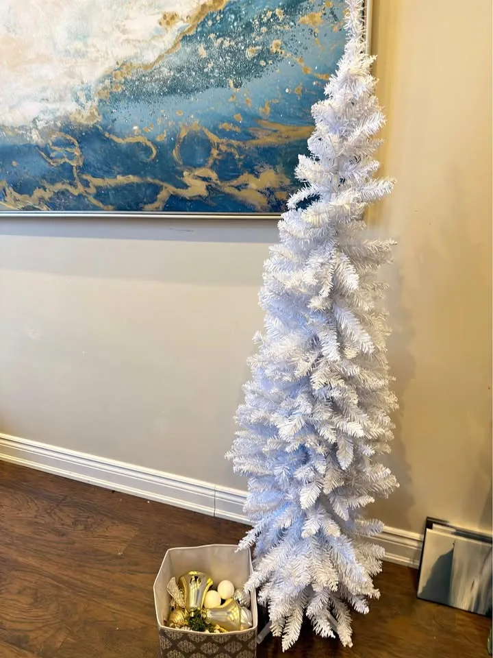 6 foot Christmas tree with ornaments