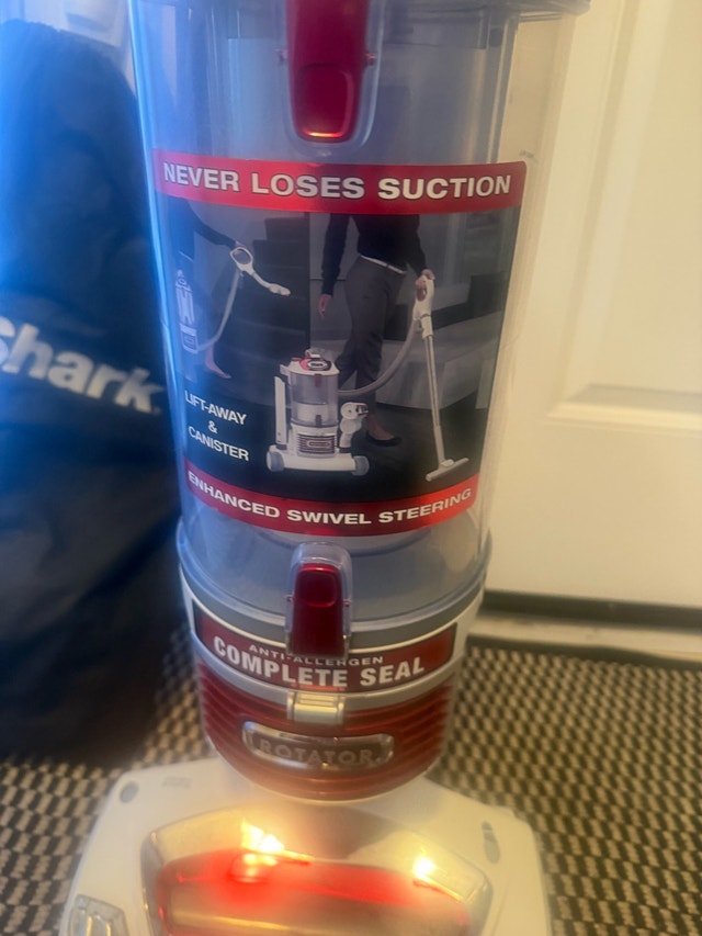 New Shark Rotator Vacuum Professional - photo 2