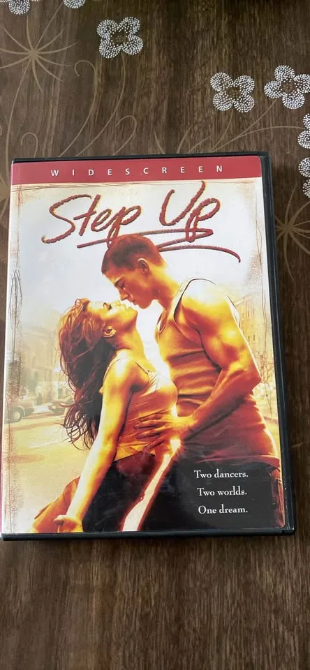 Assorted movies and Xbox games image indicator(6)