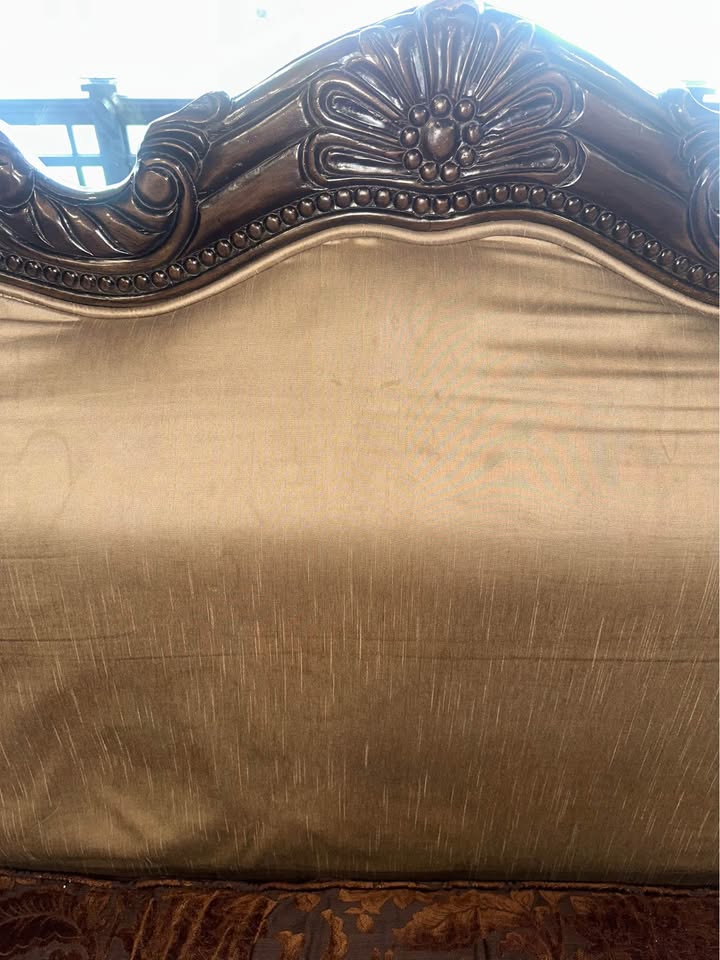 Vintage Solid Wood Carved Sofa — Heavy, Classic & Well-Made - photo 3