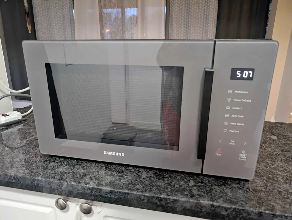 Samsung Microwave 1.1 cu.ft. thumbnail