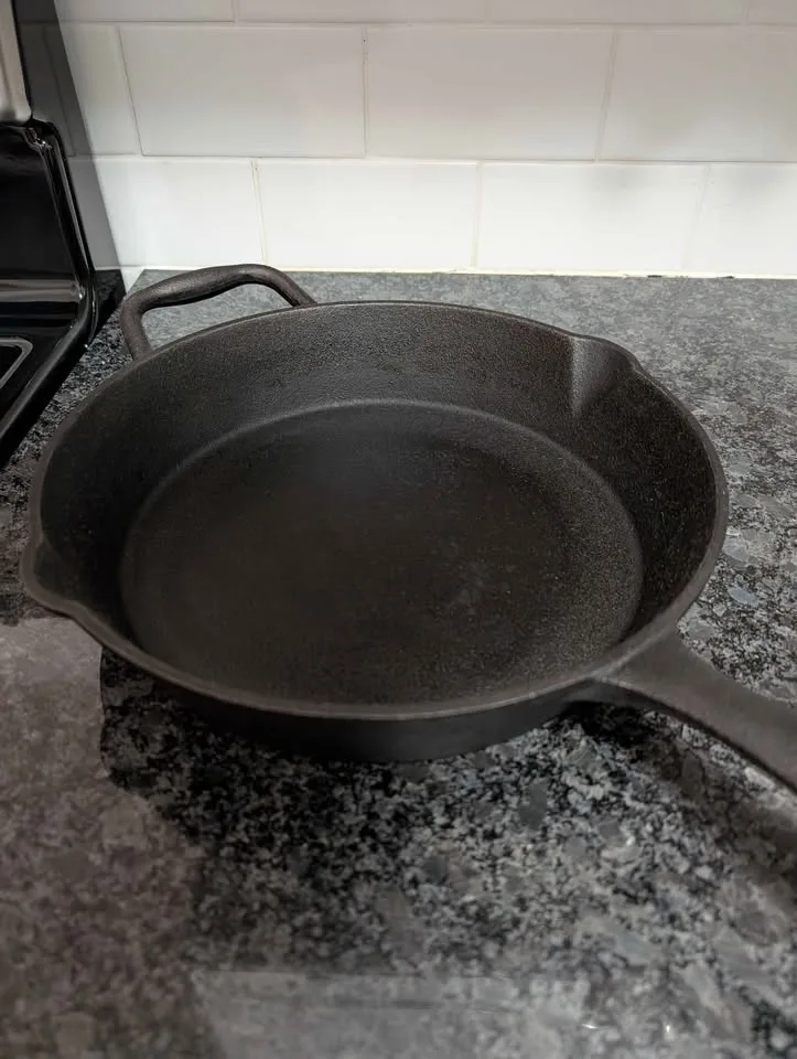 Lagostina Cast Iron Skillet image indicator(2)