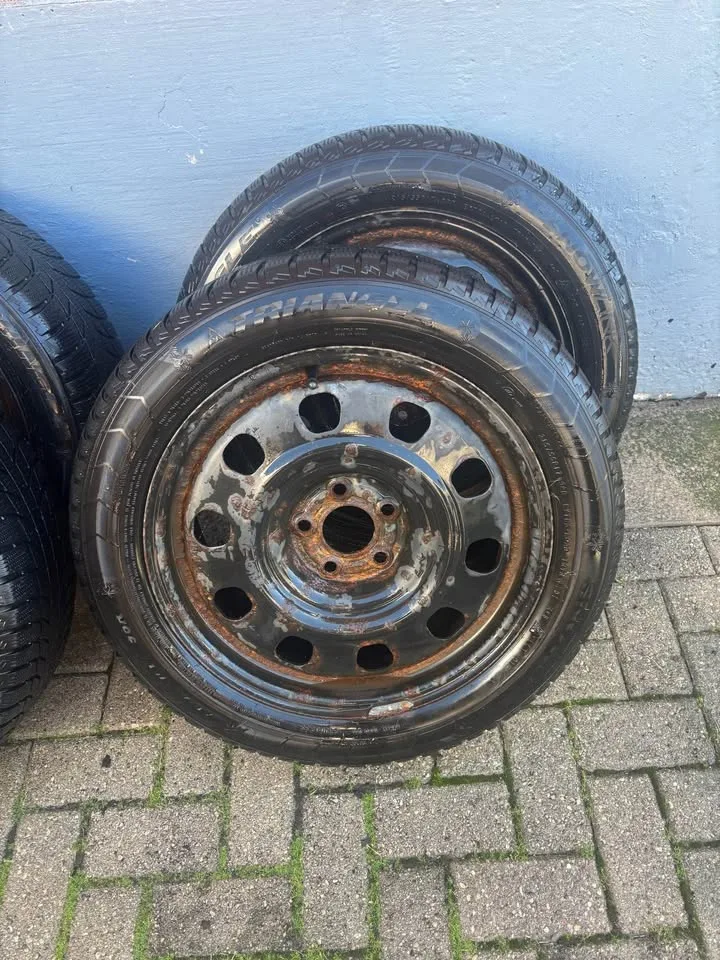 215/55R17 Winter Tires on Rims image indicator(2)