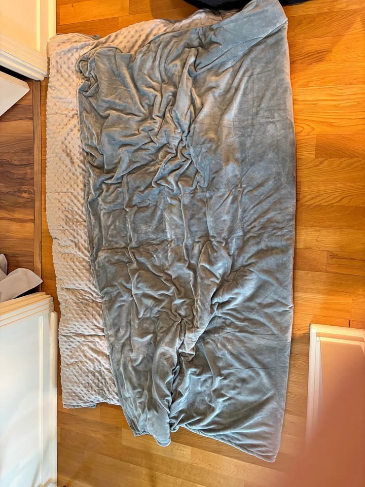 Quility Weighted Blanket – Like New, 15 lbs, Removable Cover