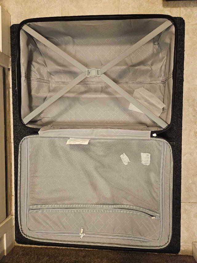 Samsonite Spinner Luggage – 29" Black – Like New! - photo 5