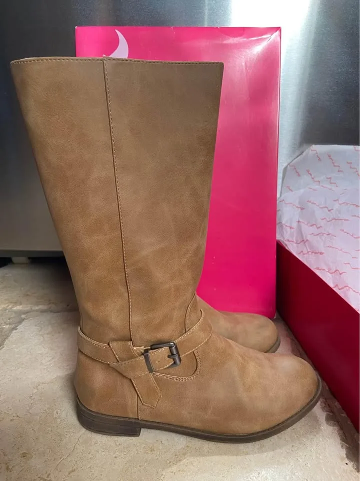 Girl’s Tall Boots, by Nina, in Tan, size 5. *Very good condition image indicator(2)
