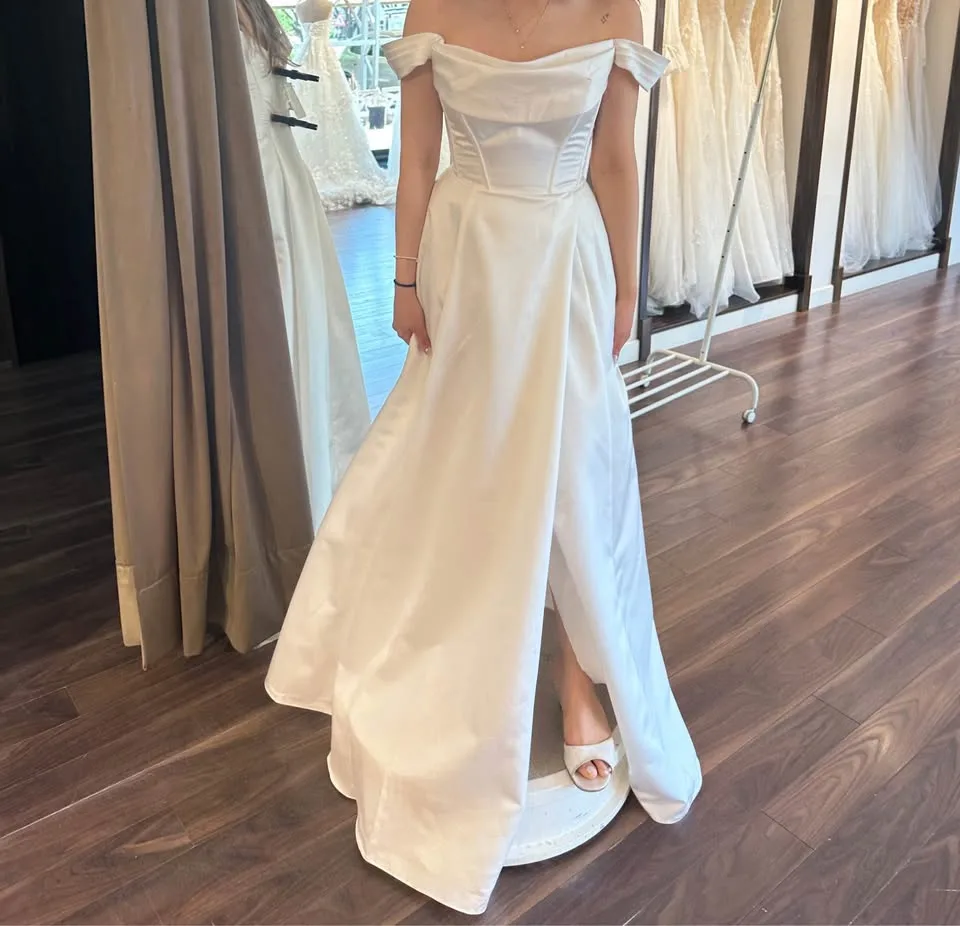 Satin Wedding Dress with corset top and pockets image indicator(7)