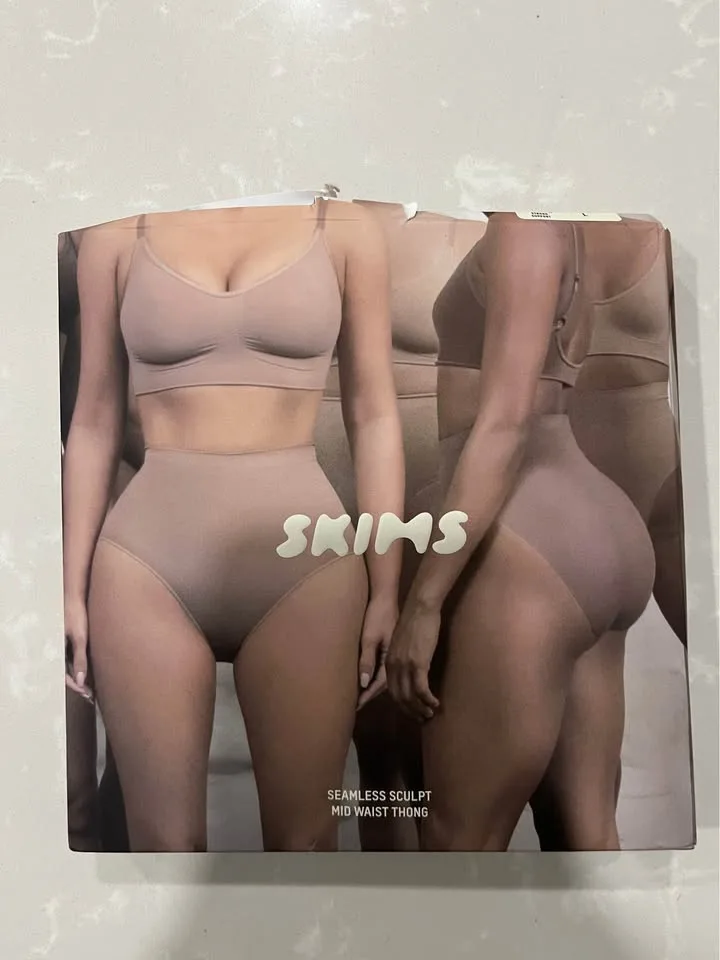 Skims Seamless Sculpt Mid Waist Thong image indicator(2)