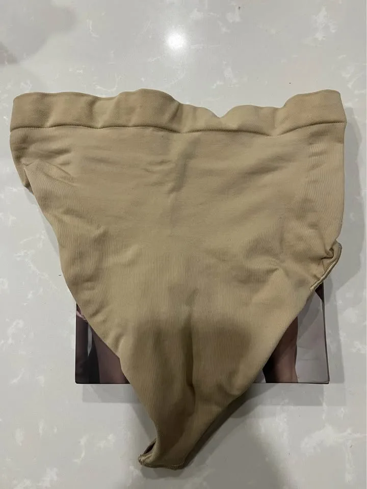 Skims Seamless Sculpt Mid Waist Thong image indicator(4)