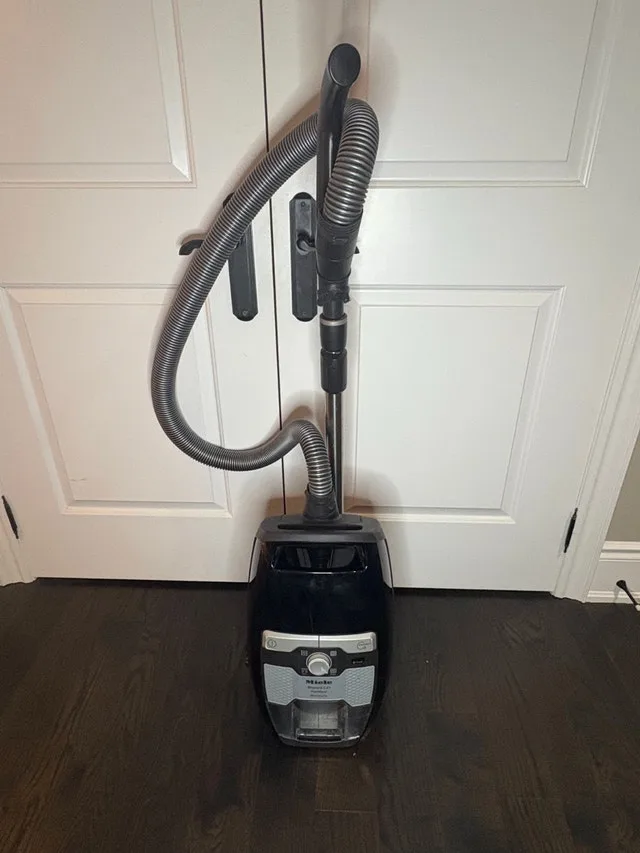 BAGLESS MIELE Blizzard CX1 PowerLine Vacuum – Made in Germany thumbnail