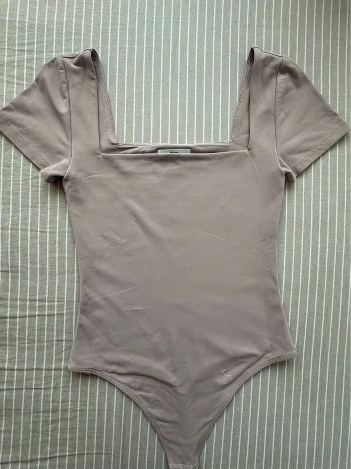 Aritzia Babaton Dusty Pink Bodysuit image indicator(3)