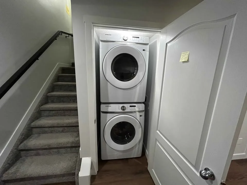 Furnished 2-Bedroom Basement Suite for Rent image indicator(9)