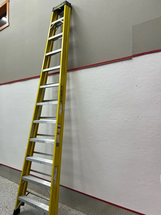 12’ foot fiberglass ladder