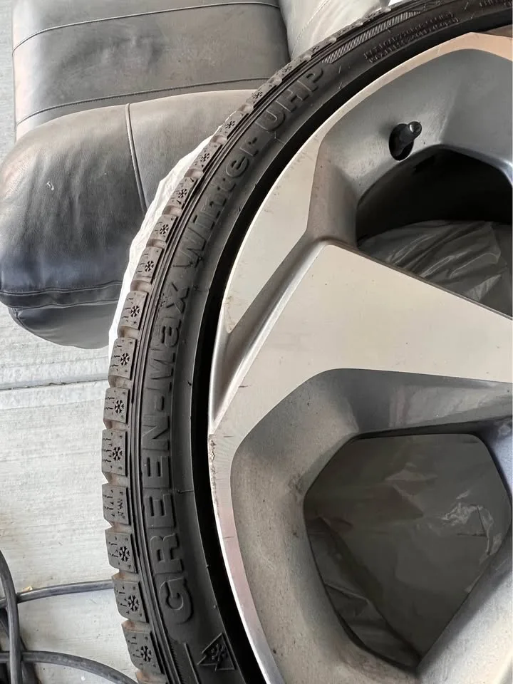 Honda Accord 2019 Touring Rims w/ Winter Tires 255/35R19 image indicator(2)