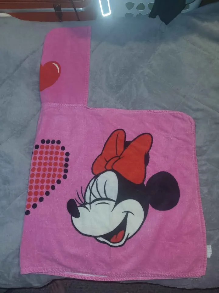 I ❤️ Minnie hooded childs towel image indicator(2)