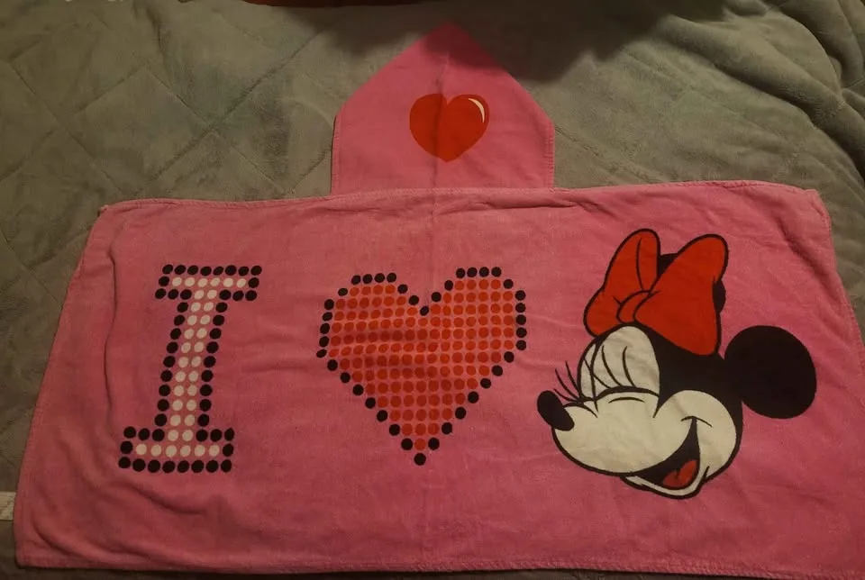 I ❤️ Minnie hooded childs towel image indicator(3)