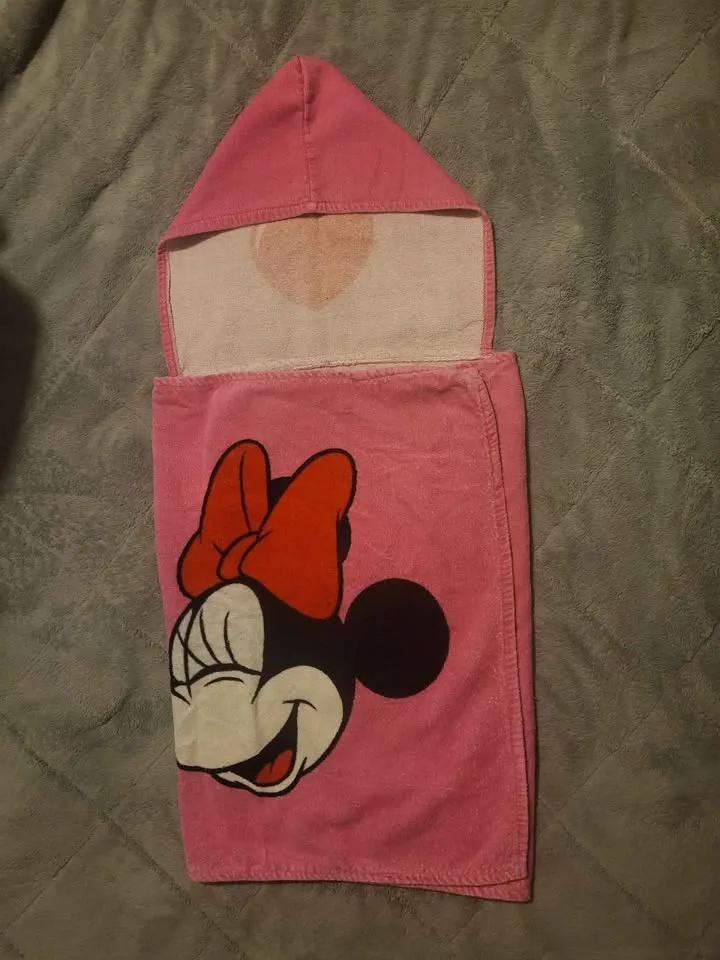 I ❤️ Minnie hooded childs towel image indicator(5)