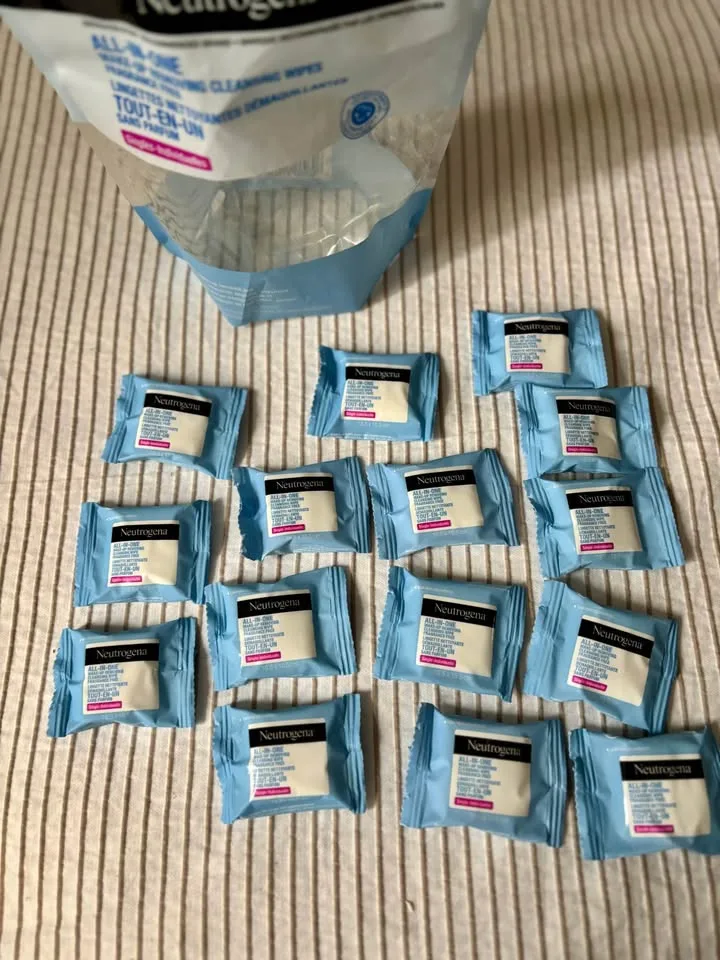 Neutrogena All-in-one Makeup Removing Cleansing Wipes - 15 image indicator(3)