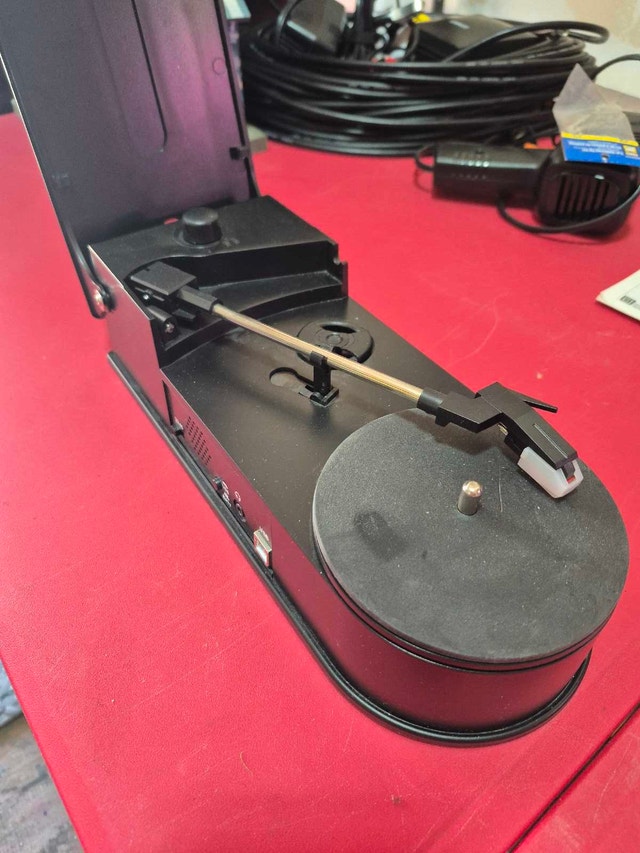 Sylvania 2 speed turntable - photo 2