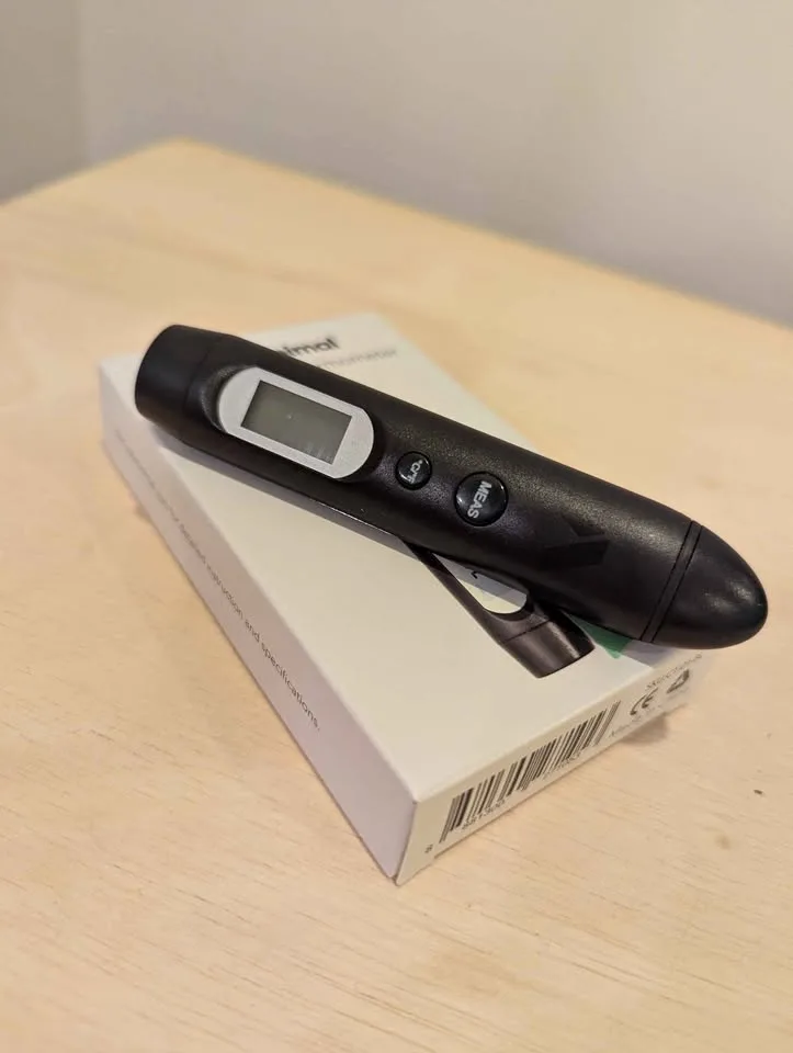 Subminimal contactless thermometer