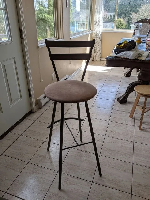 Swivel Bar Stool in Excellent Condition image indicator(2)