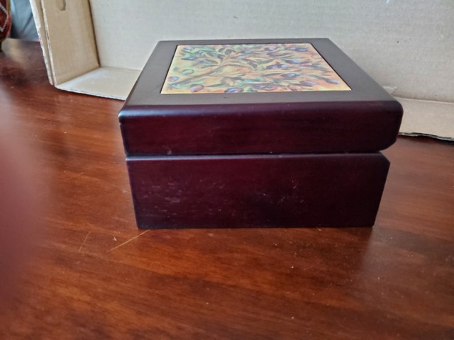 Decorative Box containing Bottle Stoppers - photo 4