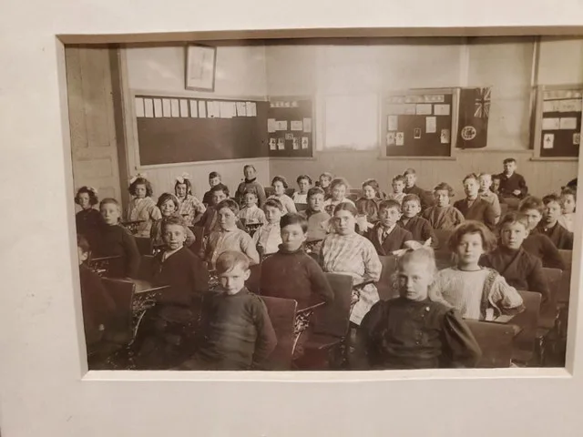 Vintage photos in nice frame image indicator(2)