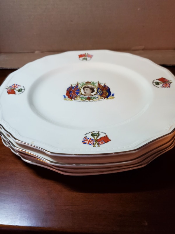 4 Vintage Plates - Coronation of Queen Elizabeth - photo 3