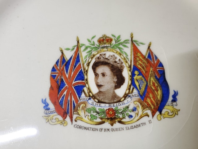 4 Vintage Plates - Coronation of Queen Elizabeth - photo 4