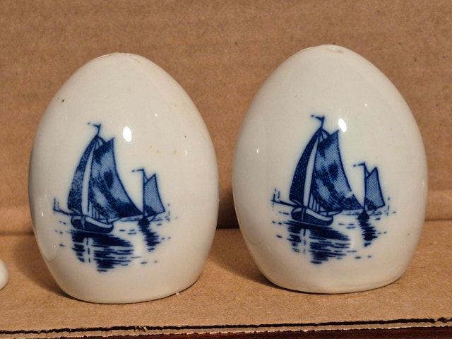 Vintage Blue & White - Egg Cups, Salt & Pepper Shakers - photo 2