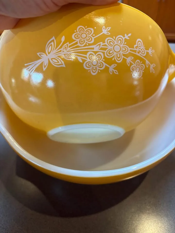 Pyrex Cinderella butterfly gold bowls image indicator(2)