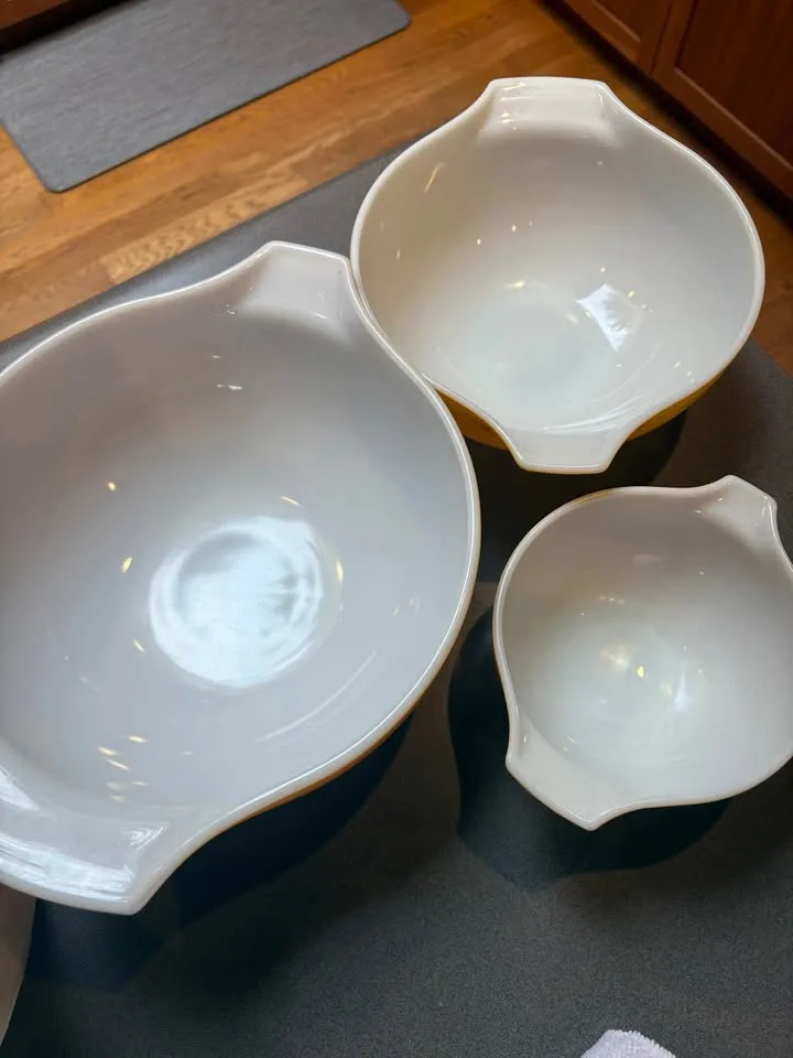 Pyrex Cinderella butterfly gold bowls image indicator(3)