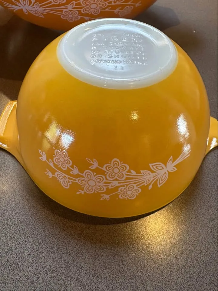 Pyrex Cinderella butterfly gold bowls image indicator(4)