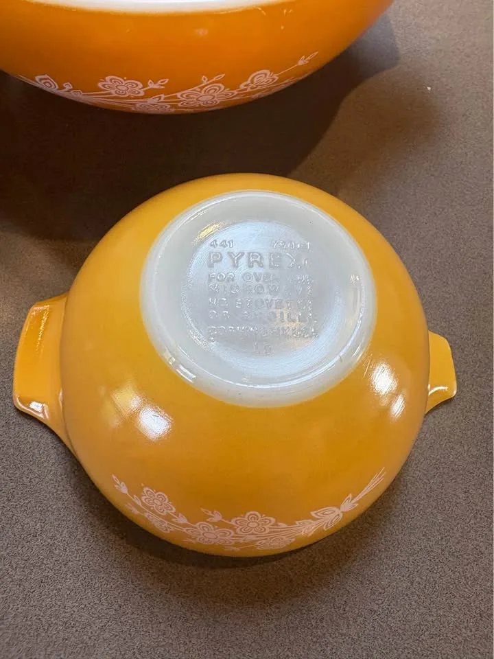 Pyrex Cinderella butterfly gold bowls image indicator(5)