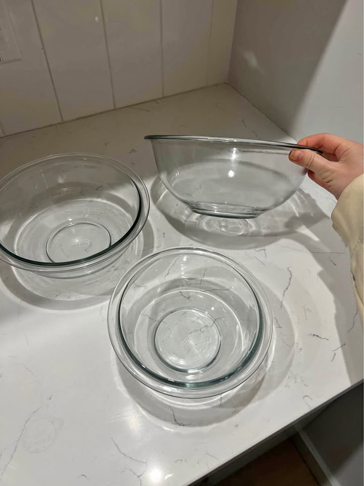 Set of 3 glass Pyrex bowls