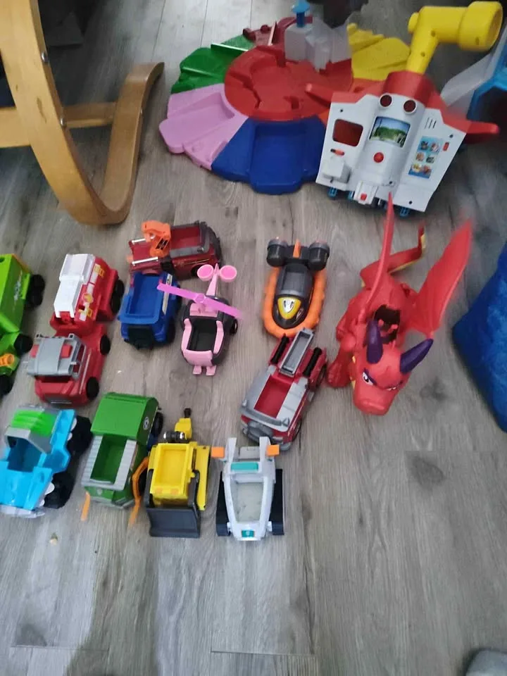 Paw patrol tower and figures