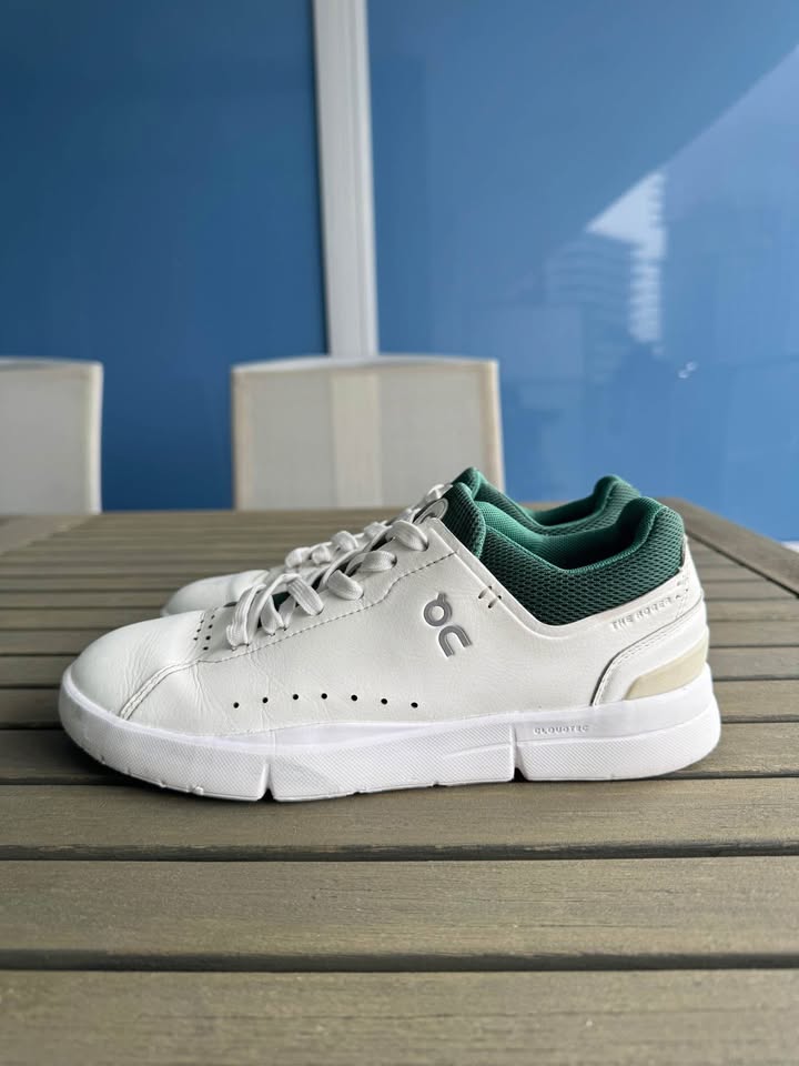 On Women's “THE ROGER Advantage” Sneakers – Size 6.5 US - photo 2