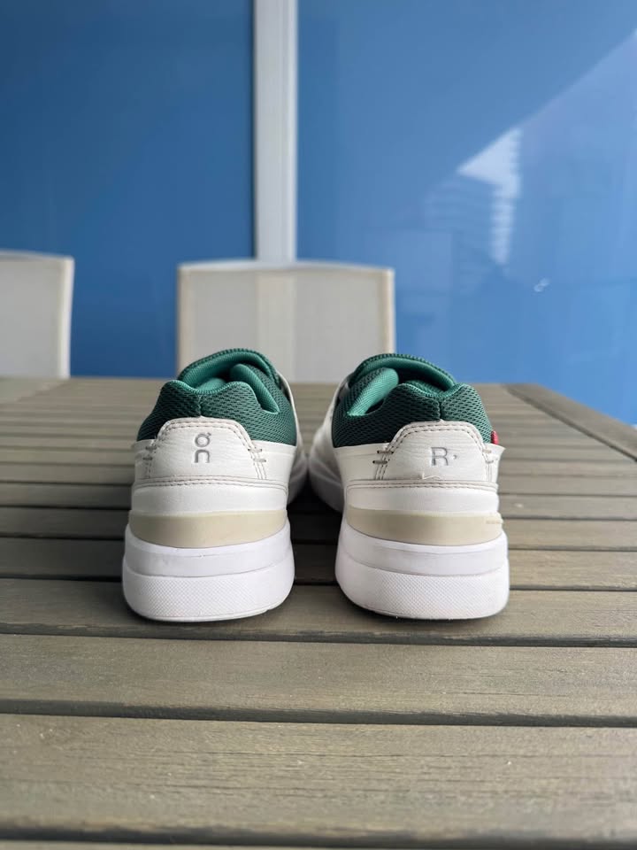 On Women's “THE ROGER Advantage” Sneakers – Size 6.5 US - photo 3