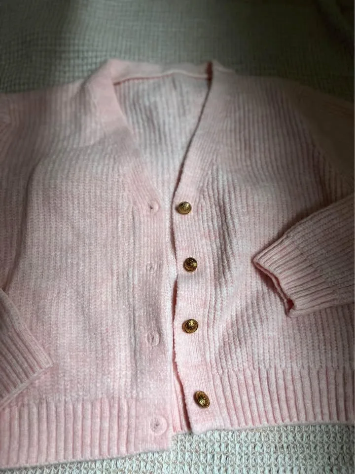 Pink cardigan woman image indicator(2)