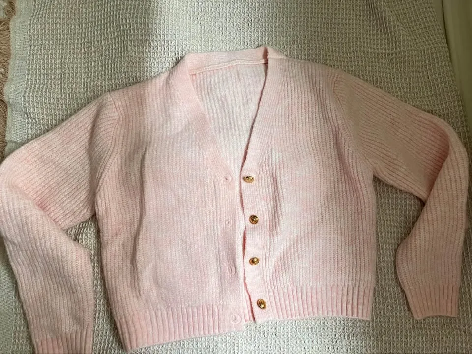 Pink cardigan woman image indicator(3)
