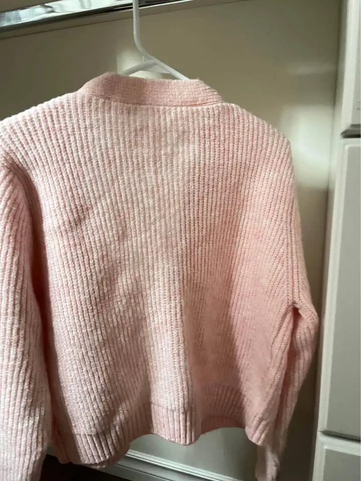 Pink cardigan woman image indicator(7)