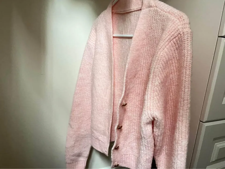 Pink cardigan woman image indicator(8)