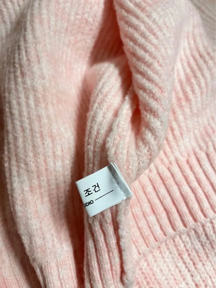 Pink cardigan woman image indicator(9)