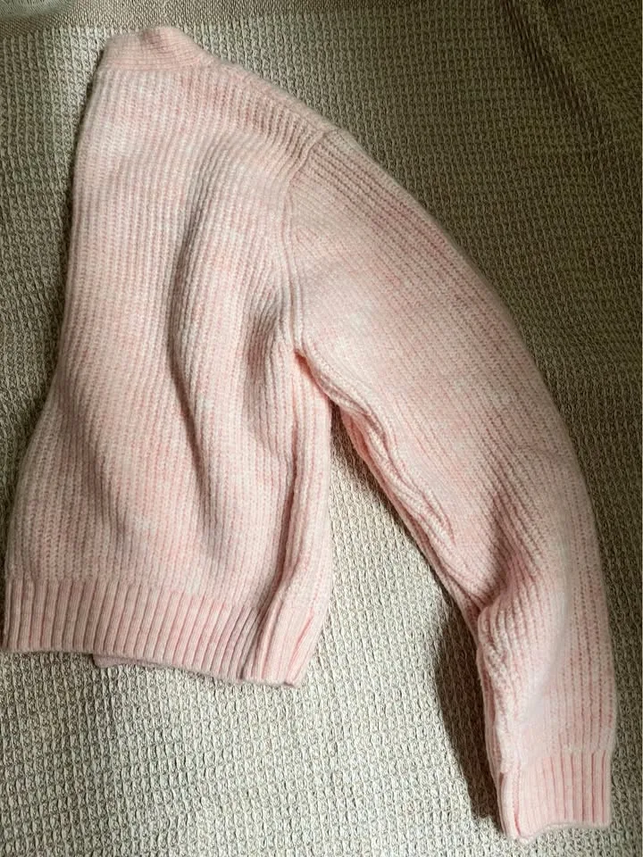 Pink cardigan woman image indicator(10)