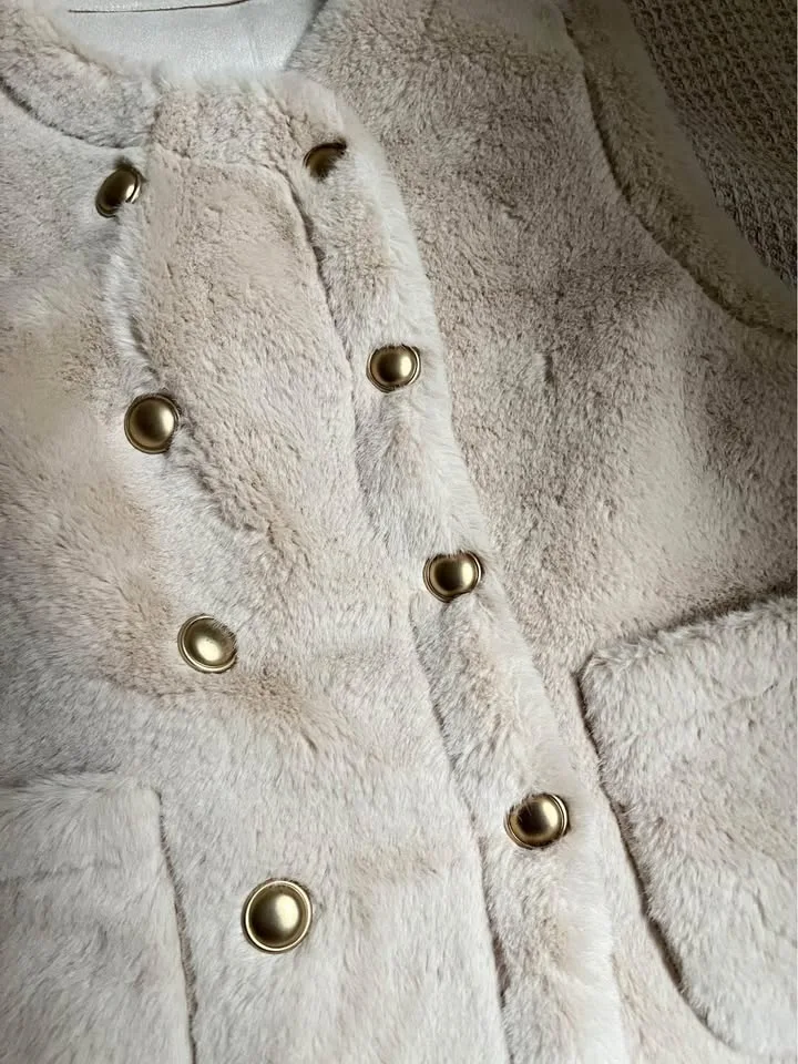 Faux fur vest woman image indicator(2)