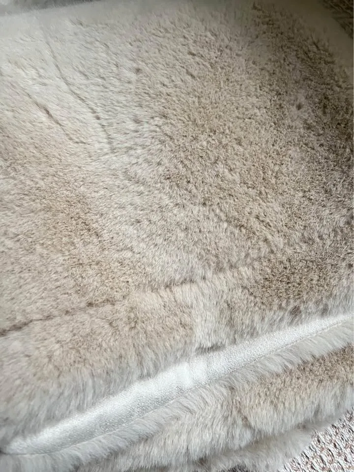 Faux fur vest woman image indicator(4)