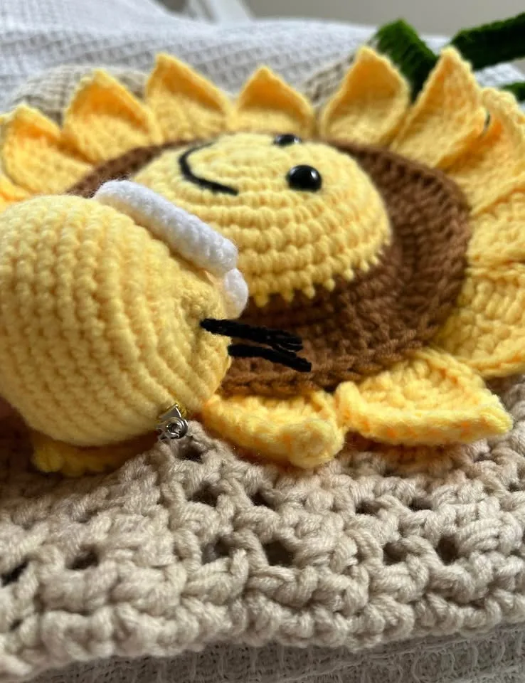 Handmade crochet sunflower bag image indicator(3)